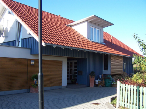 Die Eingangsseite mit dem Zugang zum Wohnhaus und separiertem Büro, Bild: Lutz Nowak