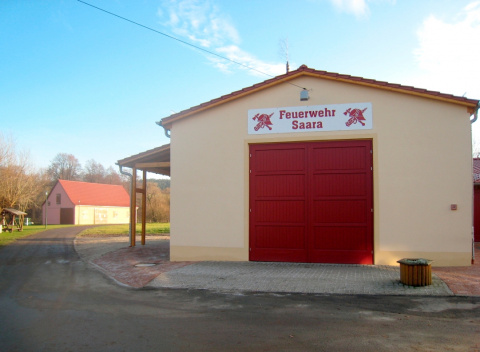 Feuerwehrgerätehaus nach Umbau (im Hintergrund Spielscheune), Bild: Volkhard Lehmann
