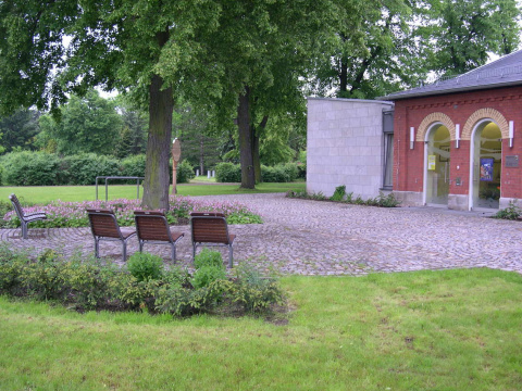Sitzgruppe vor der Friedhofsverwaltung, Bild: Steffen Möbius