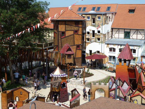 Gebäudeansicht mit Treppenturm und Spielgarten zur Eröffnung am 04.06.2011, Bild: Sabine Schwerin