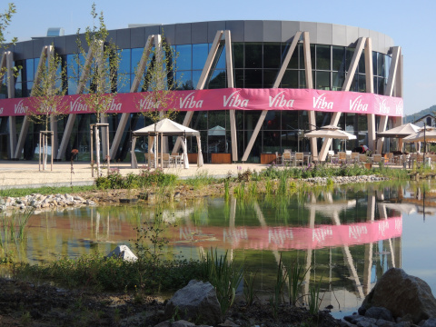 Blick über den Teich auf das Viba-Event-Center, Bild: Heike Roos