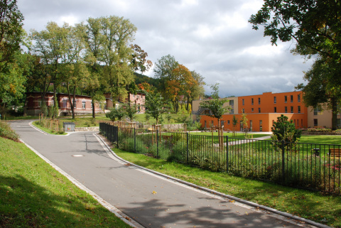 Einfahrt mit Blick zum Pflegeheim, Bild: Martina Trebert