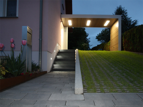 Nacht - Zufahrt mit neuer Eingangsüberdachung, Bild: Alexander Reinshaus