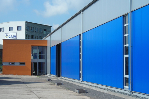Haupteingang Bürogebäude mit Produktionshalle, Bild: Tobias Winkler