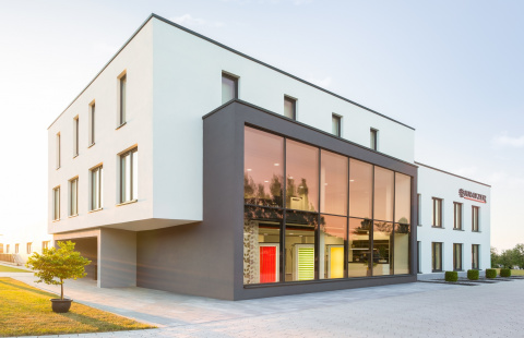 Büro und Produktionsstandort Sonnenschutz Kratzer Leinefelde Strassenansicht, Bild: Roberto May