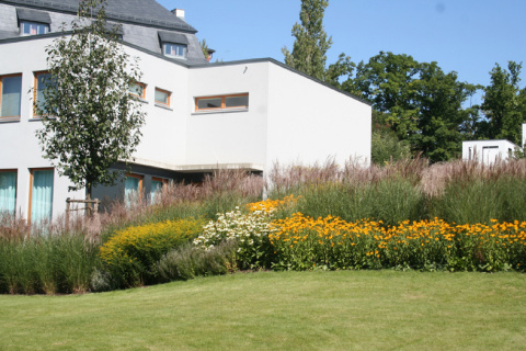 Blick über Rasenfläche auf das Haus, Bild: Ulrich Ihle