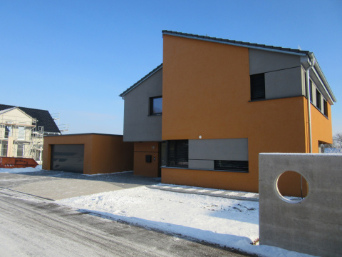 Straßenansicht Wohnhaus mit Garage, Bild: Tobias Winkler