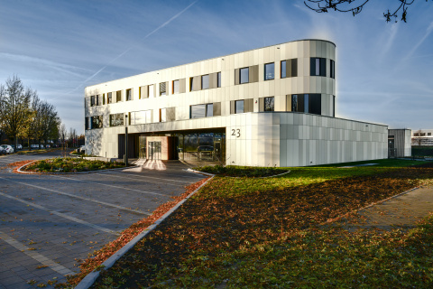 Straßenansicht, Bild: ADOBE Architekten + Ingenieure, © Erik Seyffarth