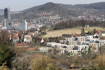 Blick auf Wohnanlage und Jentower, Bild: Ali Moshiri