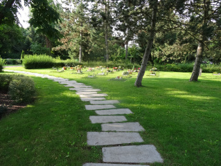 Schrittplatten als Wegematerial im Gräberfeld, Bild: Steffen Möbius