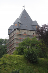 SN1004 Turm mit neuem Schieferdach fertiggesellt, Wände noch eingerüstet, Bild: Oliver Baumheier