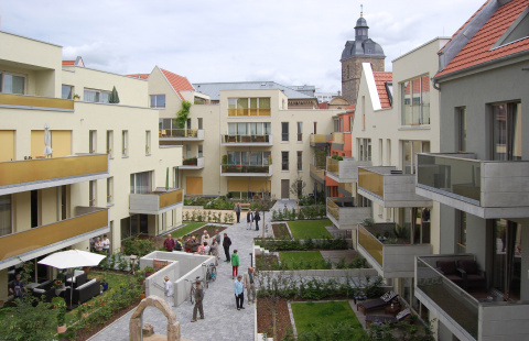 Blick in den Wohnhof mit Schottenkirche, Bild: Matthias Schmidt