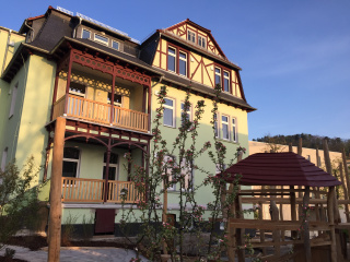 Gebäude mit Spielplatz, Bild: Tanja Ernst-Adams
