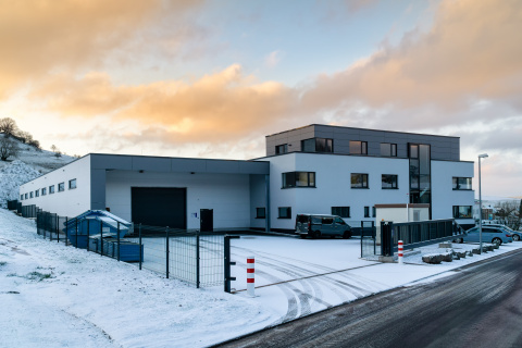 Produktionshalle mit Bürogebäude, Bild: Cornelia Höfer