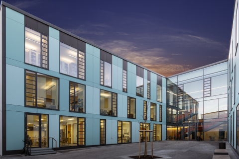Schulhof Mittelschule, Bild: Ali Moshiri