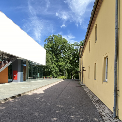 Zwischen Schulgebäude und Internat, Bild: Andreas Reich