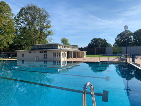 Schwimmerbecken und historisches Badehaus, Bild: Joachim Casparius