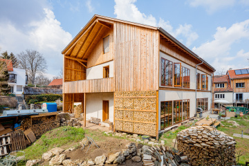 Südwestgiebel mit Holzlager, Bild: Andreas Beetz