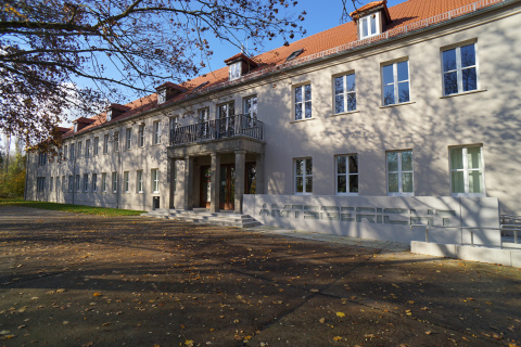 AG Aschersleben - Haupteingang, neue Rampe mit Schriftzug, Bild: Alexander Reinshaus