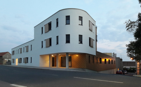 WGH Puschkin 61 - Straßenansicht Dämmerung, Bild: Alexander Reinshaus