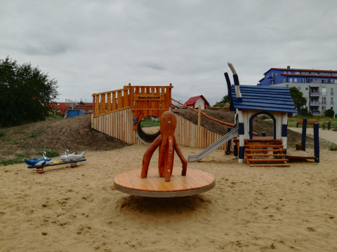 Spielplatz Halle Büschdorf - Spielplatz, Karussell, Bild: Diana Moraweck