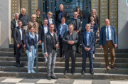 Die Geschäfts­führer*innen der Landesarchitektenkammern mit AKH-Vizepräsident Holger Zimmer und BAK-Geschäftsführer Dr. Tillman Prinz auf den Stufen des Hoch­zeits­turms in Darm­stadt
