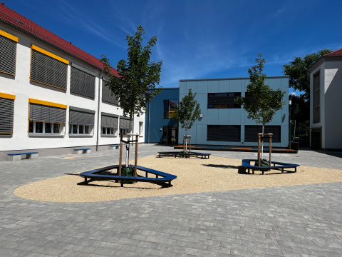 nachher - Blick vom Innenhof auf  das Bestandsgebäude der GS 18 mit dem Erweiterungsbau, Bild: Sabine Schwerin
