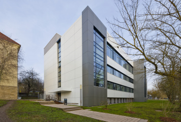 Südseite mit den neu gestalteten Treppenhäusern, Bild: Michael Miltzow