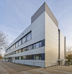 Nordseite mit neuer Lüftungszentrale, Bild: Michael Miltzow