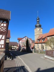 Die alte Schule ist jetzt Haus der Vereine mit Bibliothek, Kirche und Denkmalgarten, Bild: Friedhilde Schellenberger