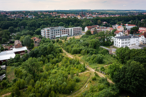 Blick über das zwei Hektar große Grundstück zum Eiermannbau, Bild: Thomas Müller