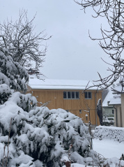 Holzhaus mit unbehandelter Lärchenfassade Gartenseite, Bild: Karsten Graw