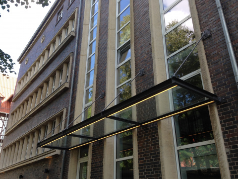 neue Überdachung für den Ausgang auf der Nordseite, Bild: Tanja Ernst-Adams