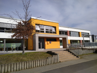 Haupteingang mit Vordach, Bild: Tobias Winkler
