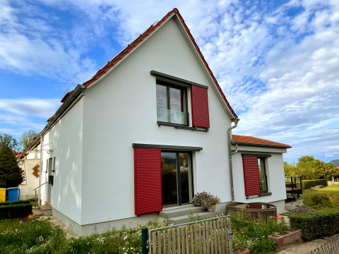 nach Umbau: Seitenansicht mit vergrößerten Fensteröffnungen und farblich akzentuierten Schiebeläden, Bild: Kerstin Mühlfriedel