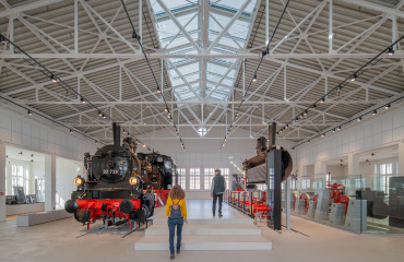 Ausstellungssaal mit geschnittener Dampflok, Bild: Michael Miltzow