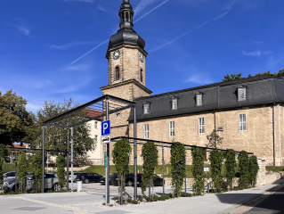 Straßenansicht Pergola und Parkplatz, Bild: Laura Otto