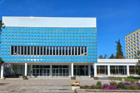 Haupteingang mit Internatsgebäude, Bild: Architekturbüro Behzadi +