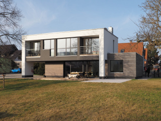 Südfassade, Ansicht aus Garten, Bild: Tom Kanngießer