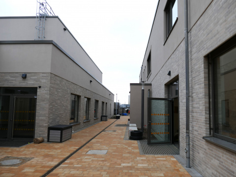 Evangelische Gemeinschaftsschule Erfurt - Primarschulgebäude und Zwei-Feld-Sporthalle Durchgang, Bild: Evangelische Schulstiftung in Mitteldeutschland St. Johannes, Beate Lippold