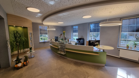 KMH_Bad Klosterlausnitz_Touristinfo_Tresendialog_mit EDV Verkl_EG, Bild: Christian Poppitz