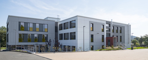 Schulgebäude mit Erweiterungsbau, Bild: Jens Lönnecker