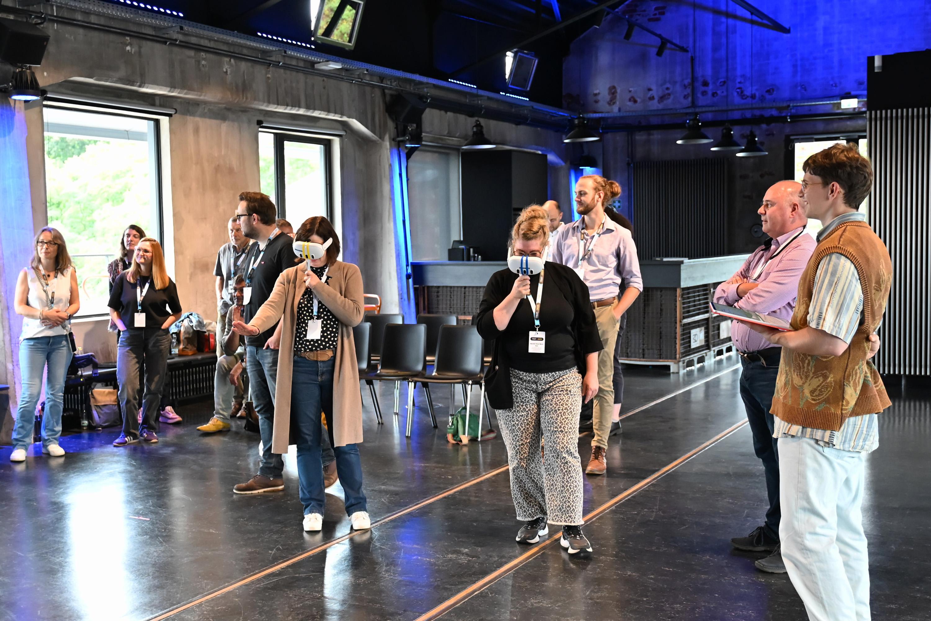 „Hands on!“ am Nachmittag: Im „Kohlenbunker“ wurden architektonische und städtebauliche Entwürfe zu begehbaren Räumen. Beim Workshop von Consensive ließen sich unterschiedliche Varianten direkt vergleichen – mit XR-Brillen, auf großen Displays und Tablets, Bild: Michael Voigt