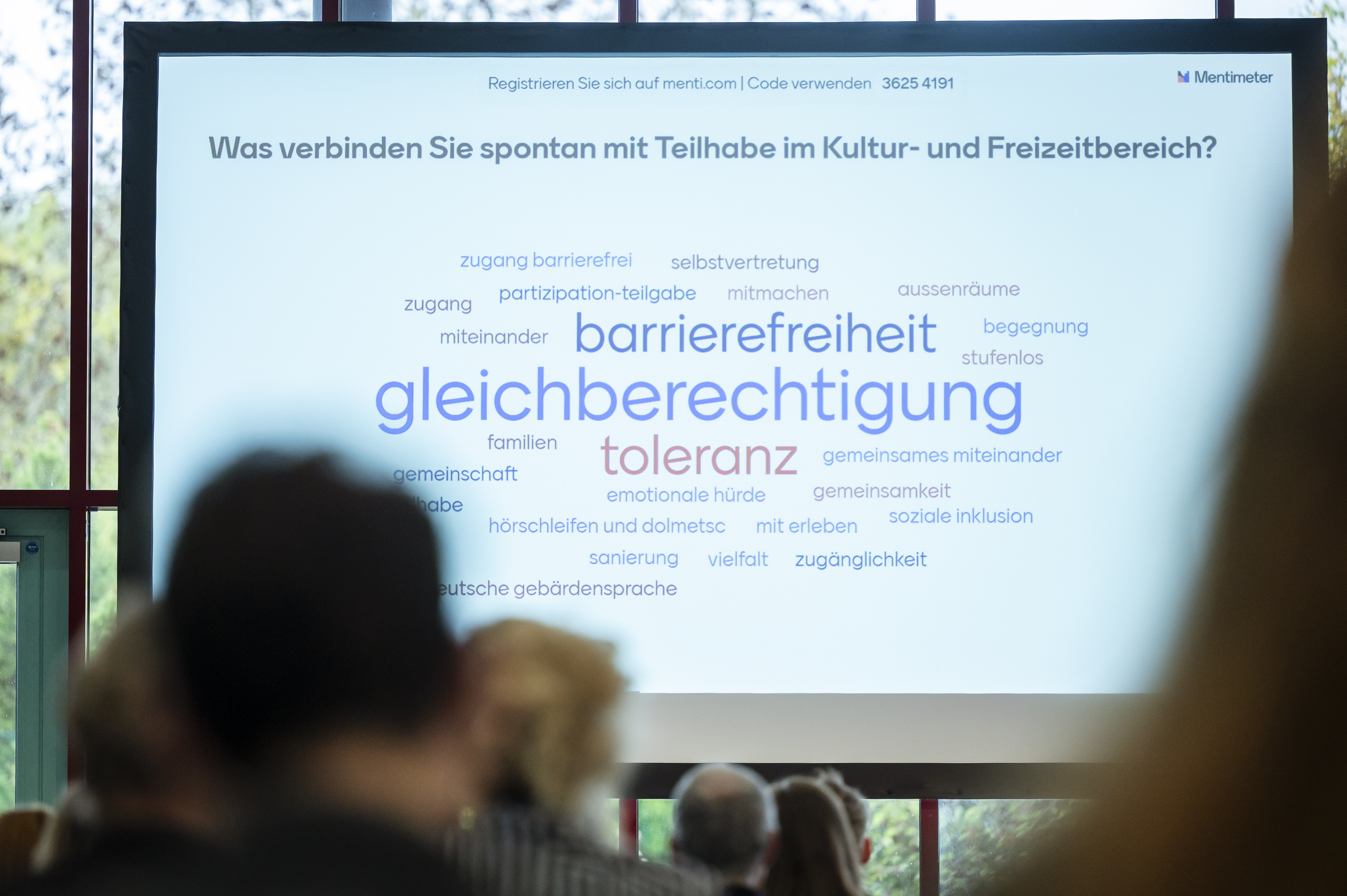 Graphic Recording: Die wichtigsten Inhalte, Impulse und Ergebnisse der Konferenz wurden live visuell festgehalten – in Form von Skizzen, Symbolen und kurzen Texten auf großen Plakaten., Bild: Thomas Müller