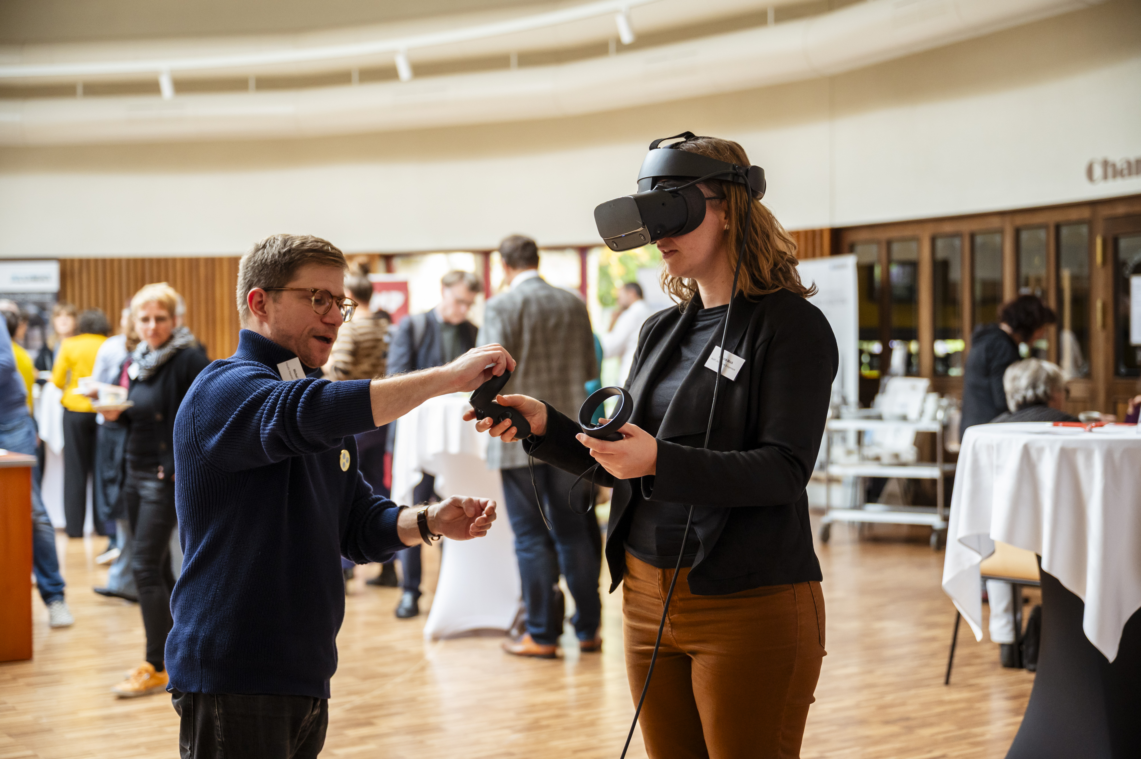 In den Pausen erwartete die Teilnehmenden eine spannende Ausstellung mit innovativen Ansätzen rund um Barrierefreiheit – zum Beispiel der VIP-Simulator, der eindrucksvoll erfahrbar macht, wie Menschen mit Sehbeeinträchtigung ihre Umwelt wahrnehmen., Bild: Thomas Müller