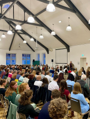 Zur feierlichen Zeugnisausgabe versammelten sich Absolventinnen und Absolventen, Angehörige, Freunde sowie Lehrende im großen Saal des Campus Altonaer Straße