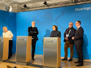 Kammerpräsidentin Ines M. Jauck (Mitte) anlässlich des Pressegesprächs zum Thüringer Baupaket am 25.11.2025 im Haus Dacheröden in Erfurt mit (v.l.): Sina Reeder, Sprecherin der Regierungsmedienkonferenz, Steffen Schütz, Thüringer Minister für Digitales und Infrastruktur, Marco Auth, Vizepräsident des Bauindustrieverbandes Hessen-Thüringen e.V. und Frank Emrich, Verbandsdirektor, Verband Thüringer Wohnungs- und Immobilienwirtschaft e.V.