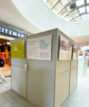 Jedes Projekt wird im Erfurter Bahnhof auf einer Ausstellungstafel vorgestellt.