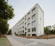 Südfassade mit Laufbahn