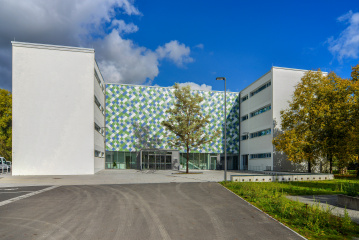 Aue-Förderschule Suhl_Eingangsplatz, Bild: Claus Bach